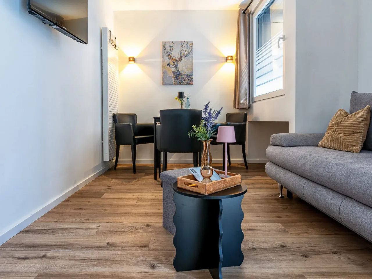 Wohnbereich mit Sofa und Esstisch in Apartment 1