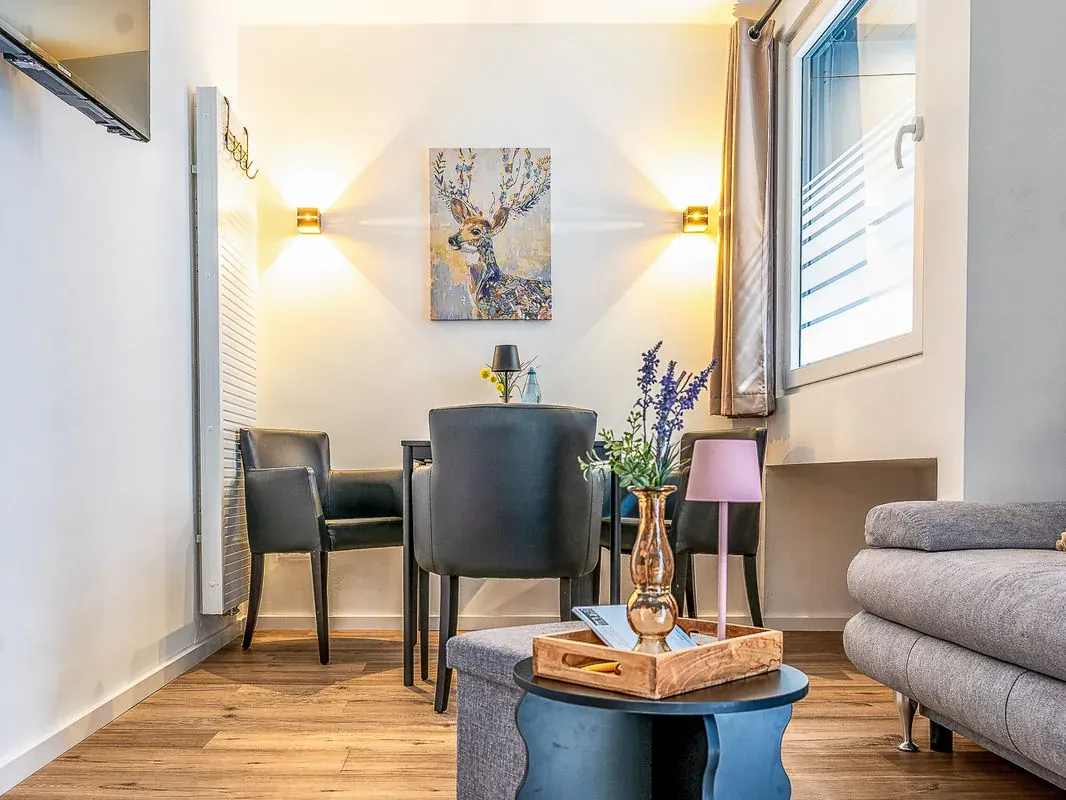 Wohn- und Essbereich in Apartment 1