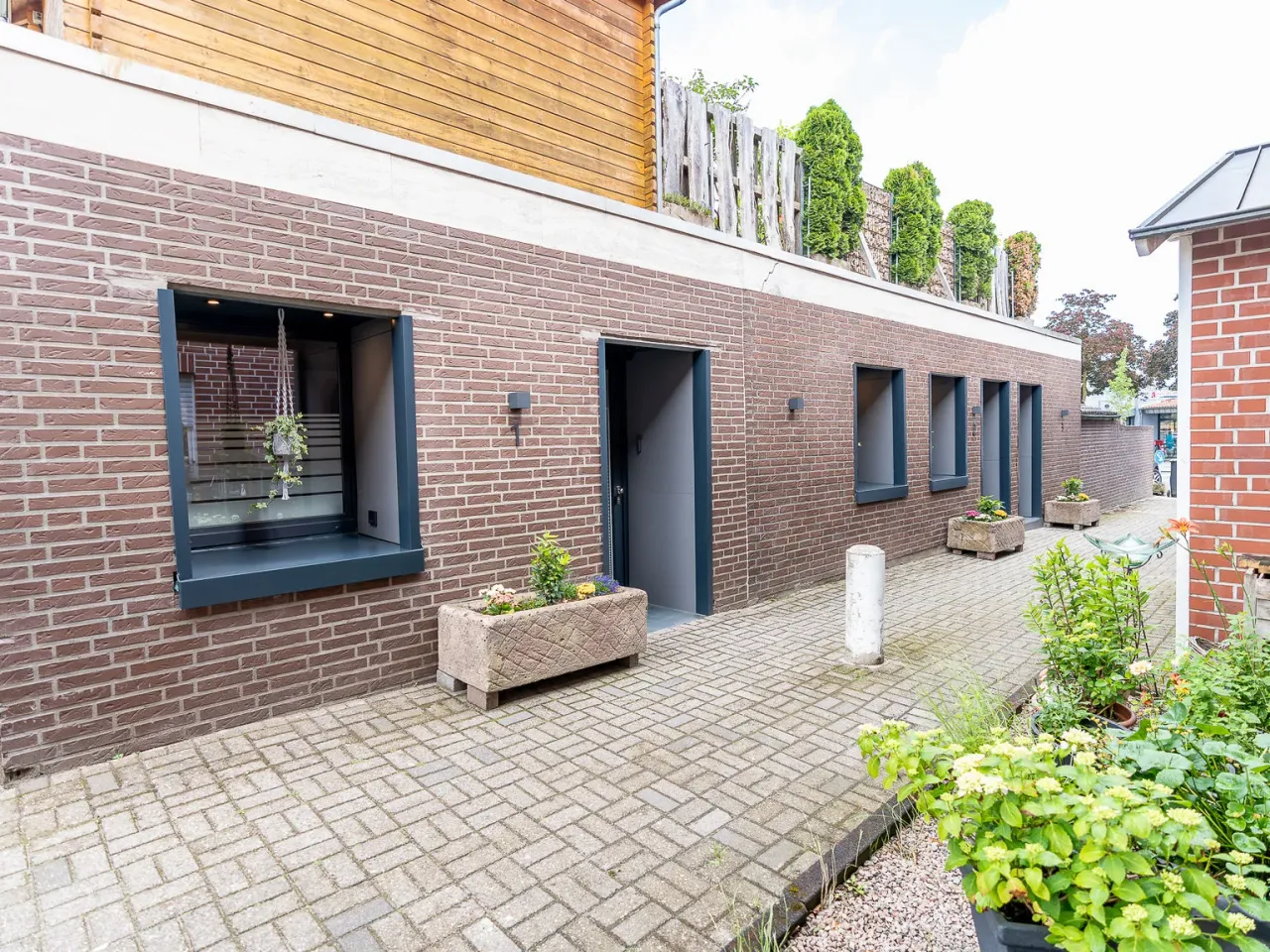 Außenansicht des Gasthauses Bußmann mit den Eingängen zu den Apartments