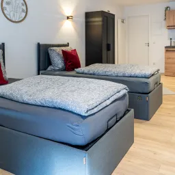 Schlaf- und Wohnbereich in Apartment 2