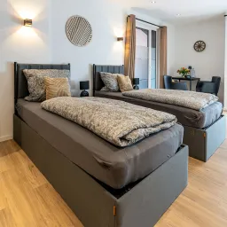 Schlafbereich mit zwei Einzelbetten in Apartment 3