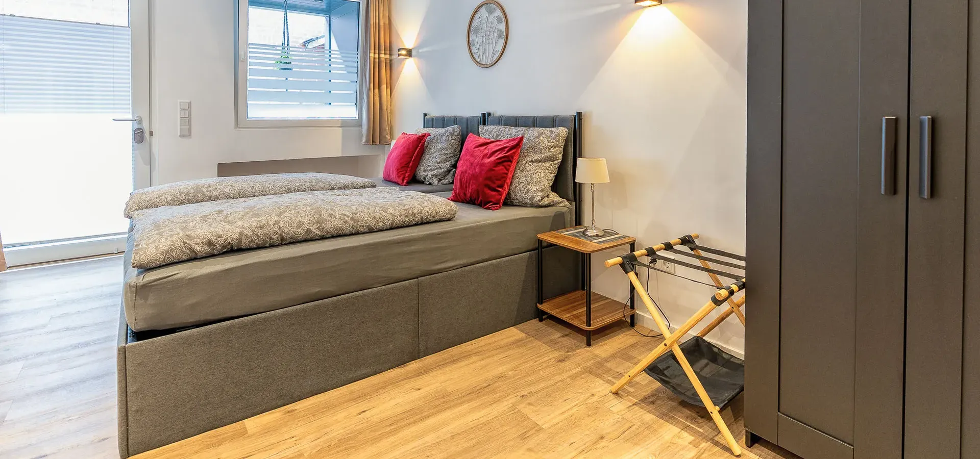 Schlafbereich in Apartment 2 mit Doppelbett und Terrassentür