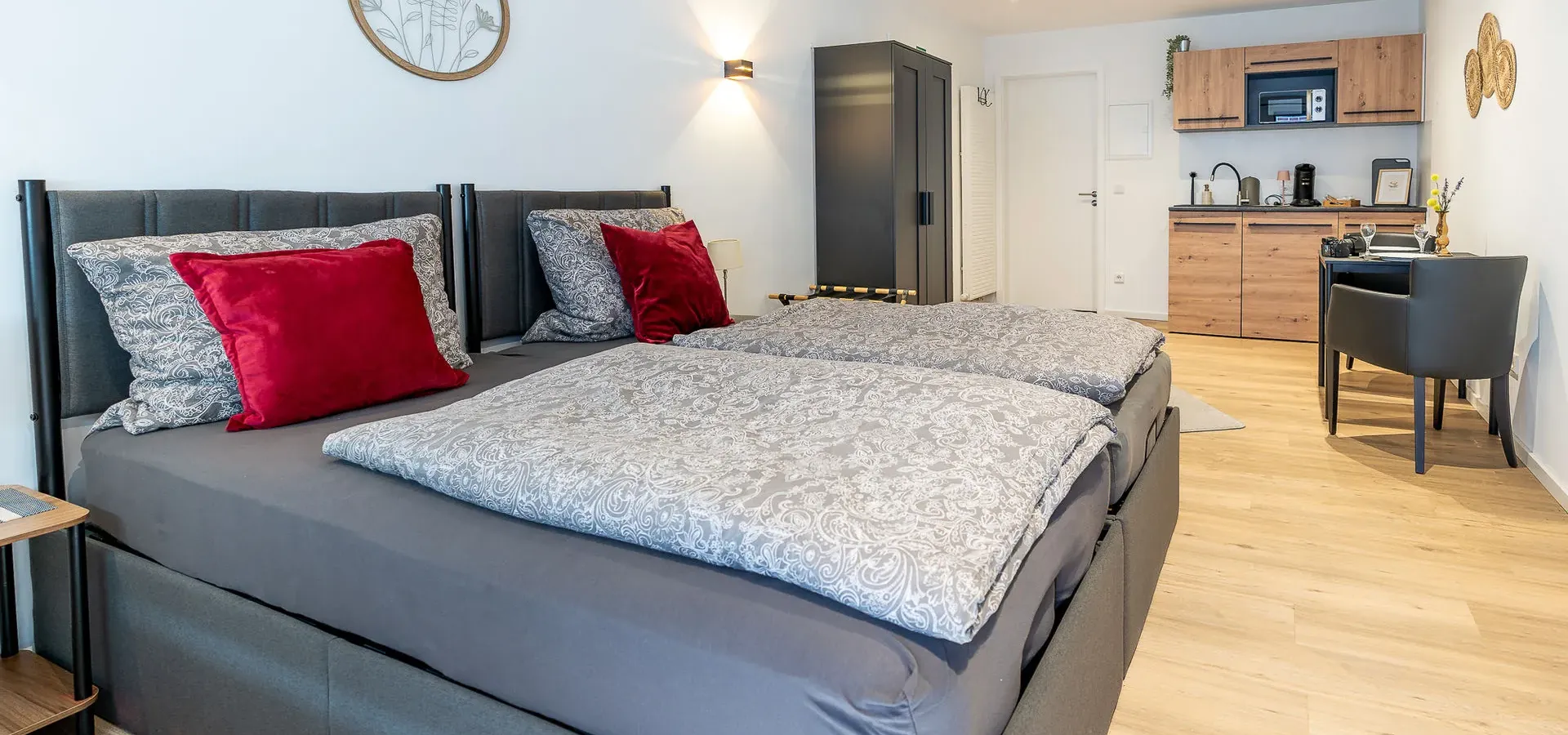 Wohn- und Schlafbereich mit Küchenzeile in Apartment 2