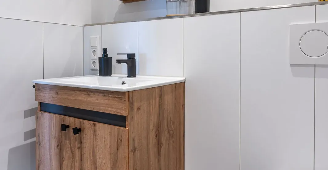 Moderne badkamer met wastafel