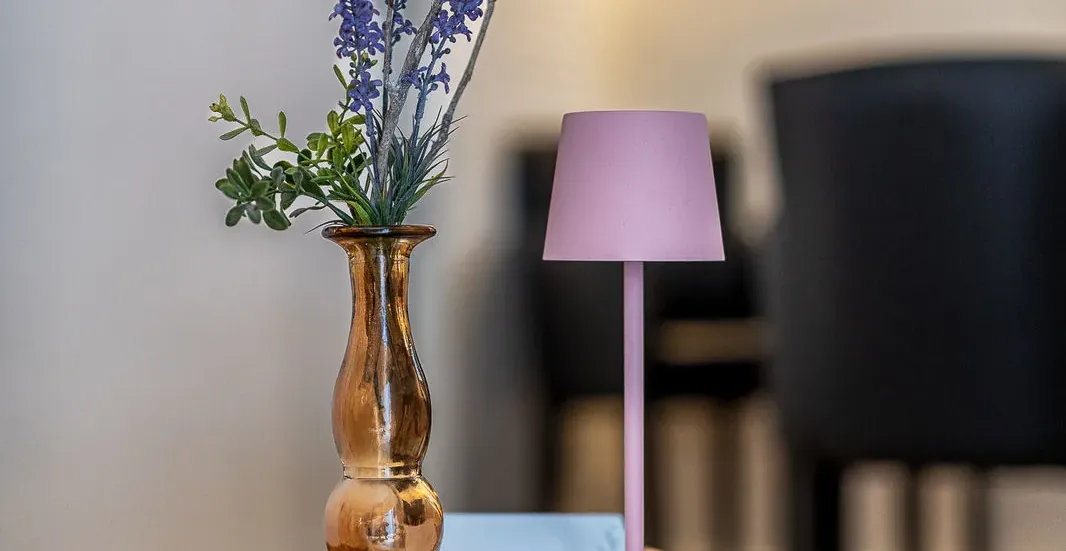 Bijzettafel met vaas en lamp