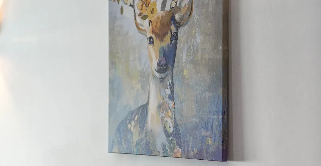Wandschilderij met hertenmotief boven het bed