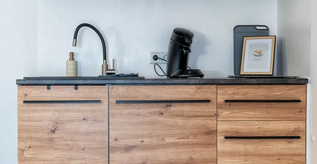 Volledig uitgeruste keuken met magnetron en koffiezetapparaat