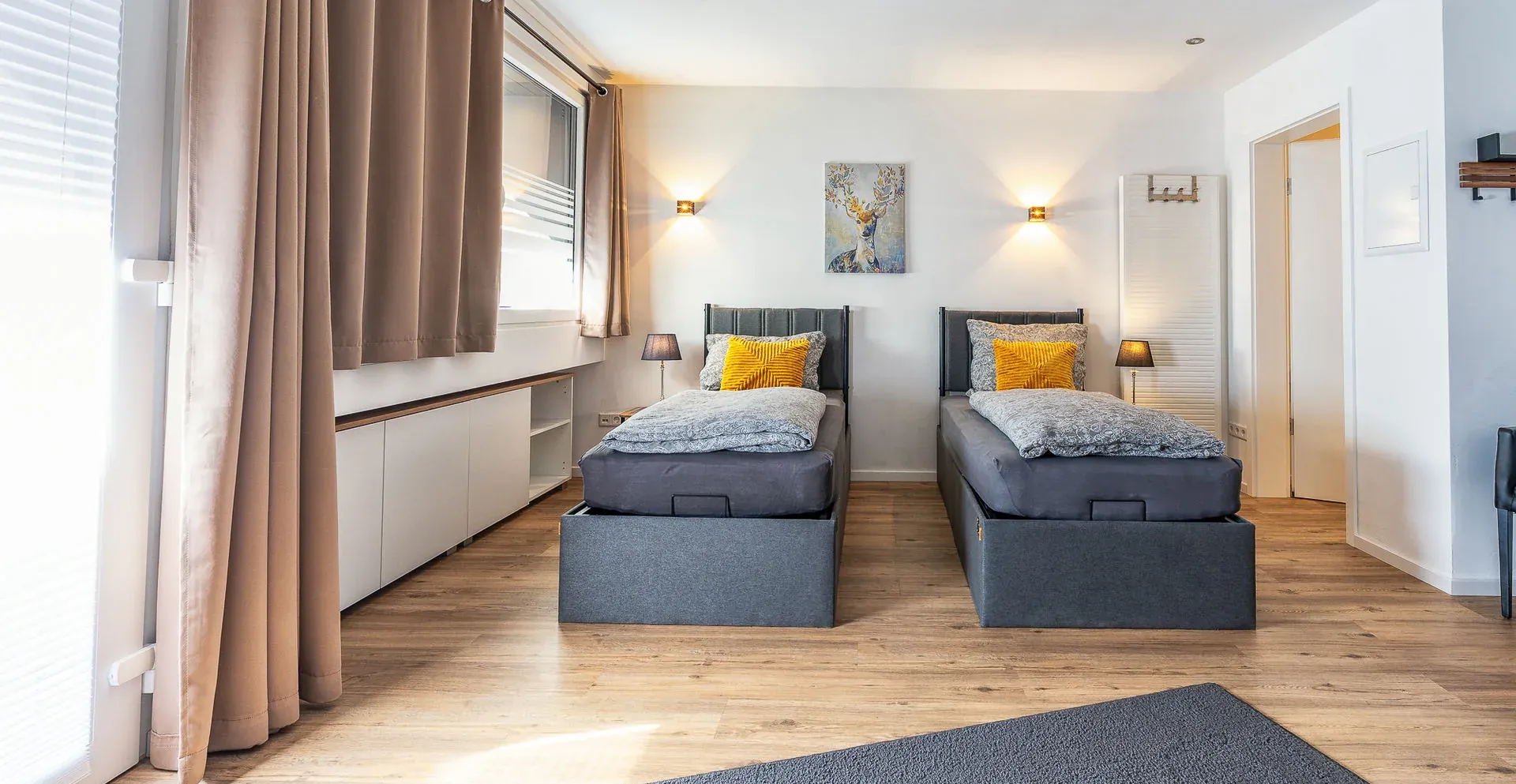 Slaapgedeelte met gordijnen en dressoir