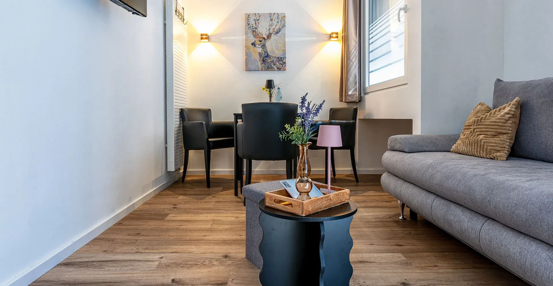 Blik in de woonhoek met grijze bank
