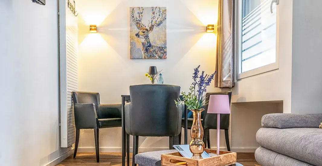 Woon- en eethoek met eettafel en bank