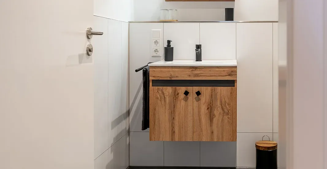Badezimmer mit Waschtisch und begehbarer Dusche