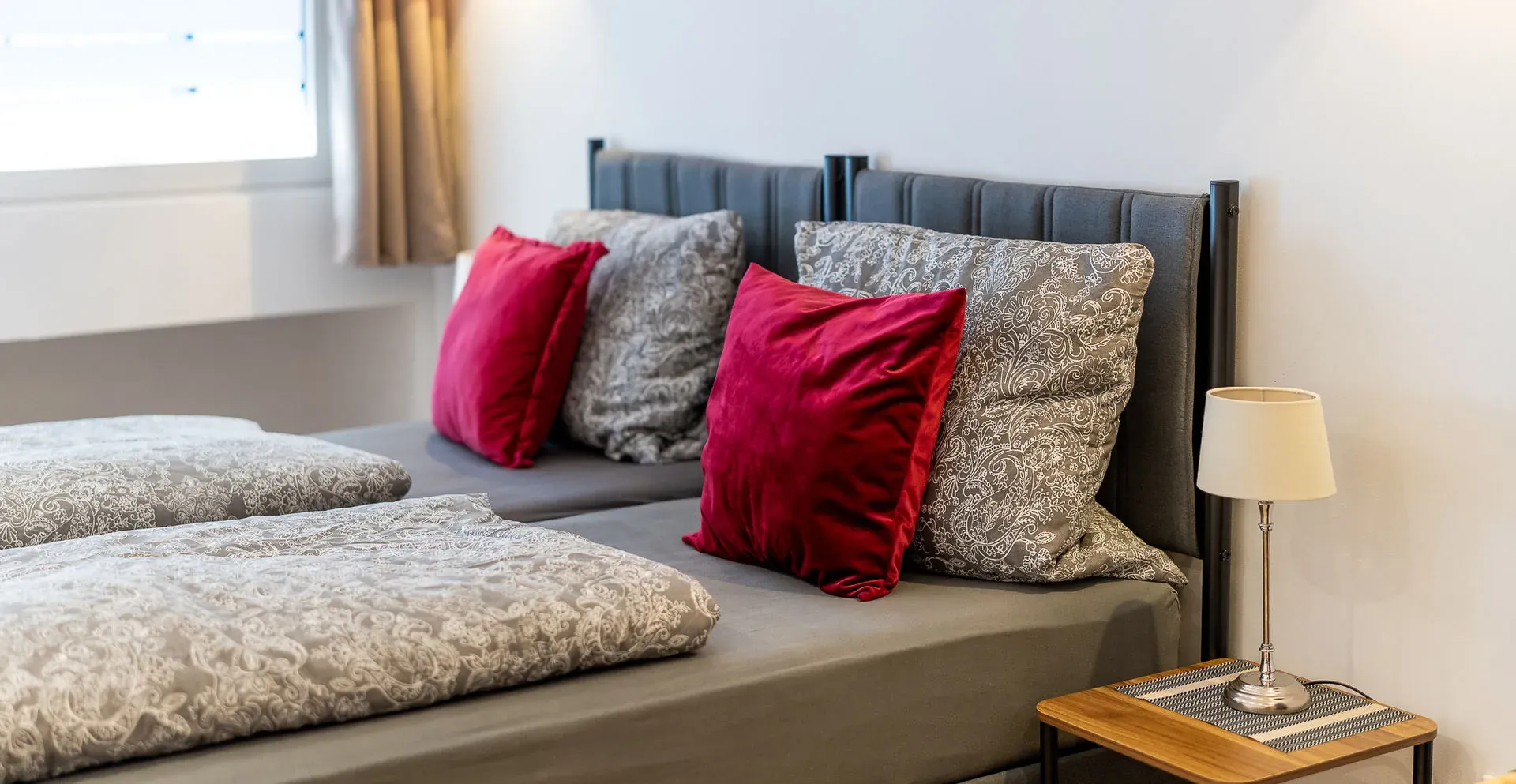 Bett mit Kissen und Nachttischleuchte