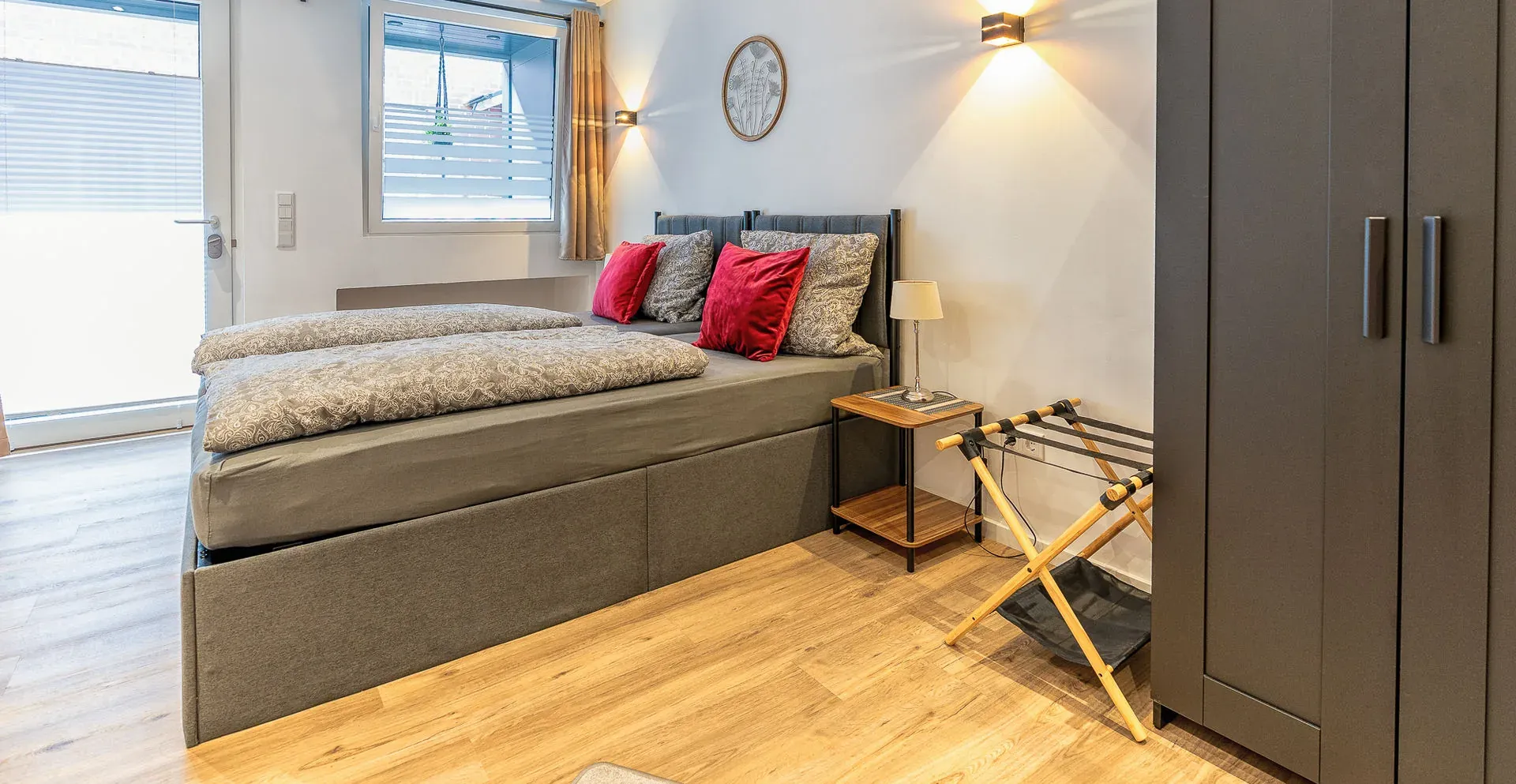 Schlafbereich mit Kleiderschrank und Fenster