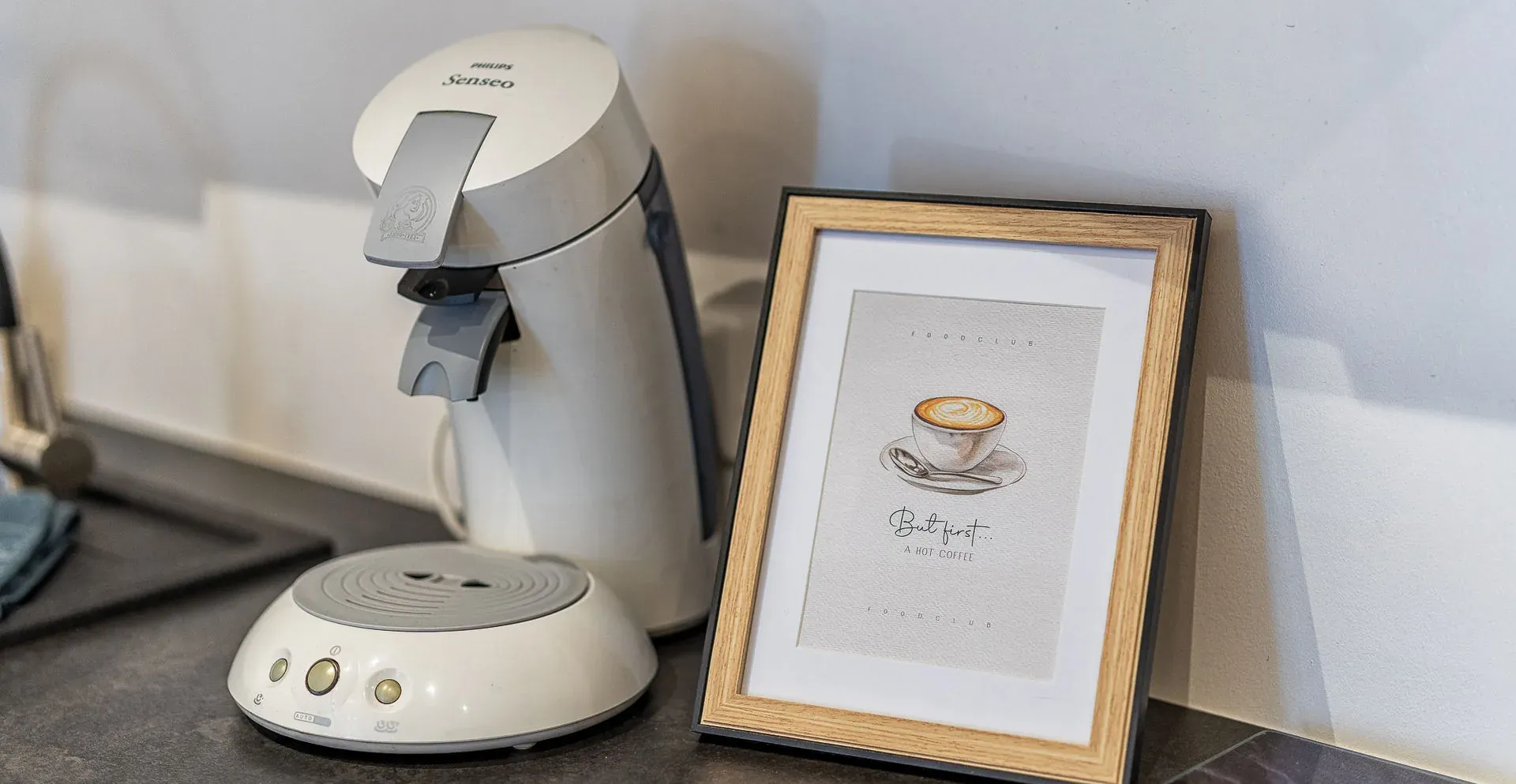 Kaffeemaschine auf der Küchenarbeitsplatte