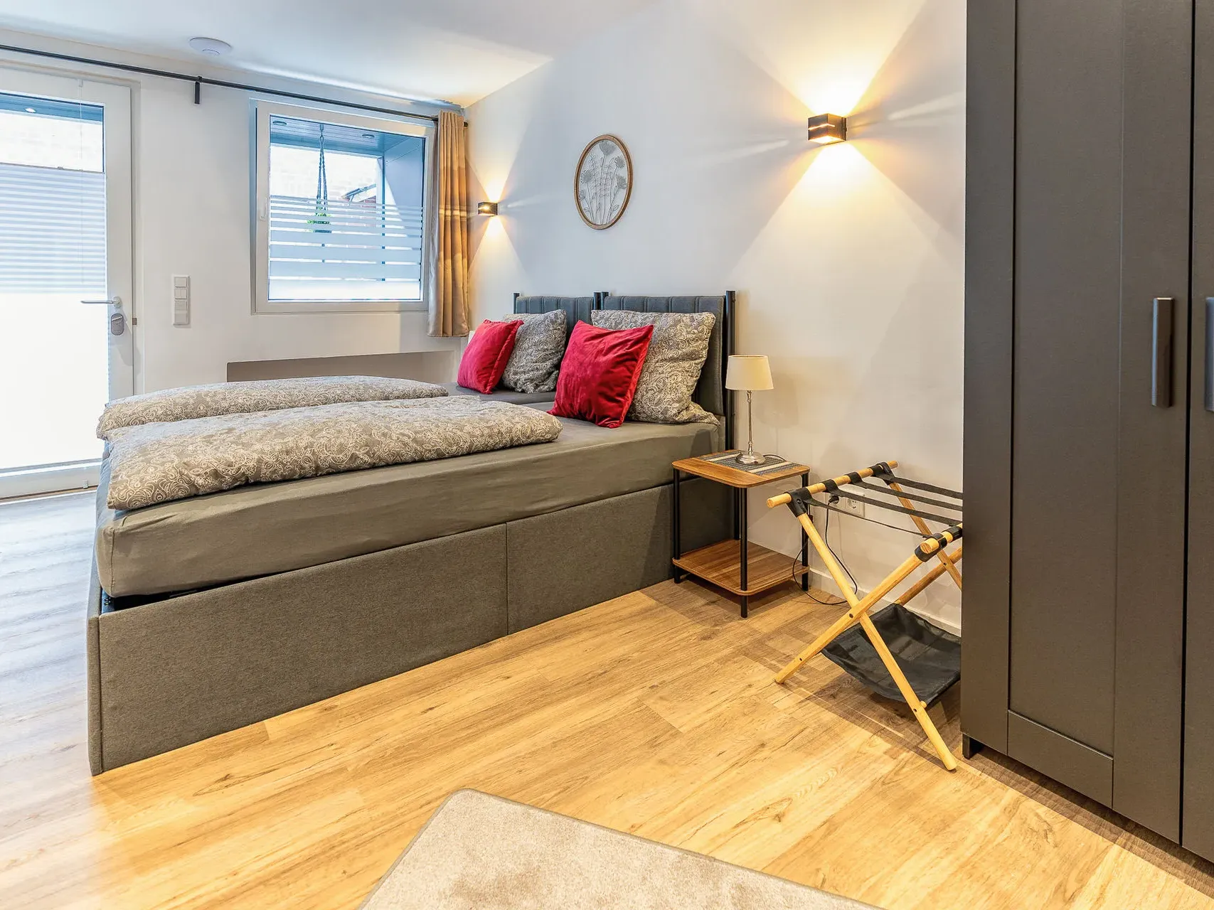 Schlafbereich in Apartment 2 mit Doppelbett und Terrassentür