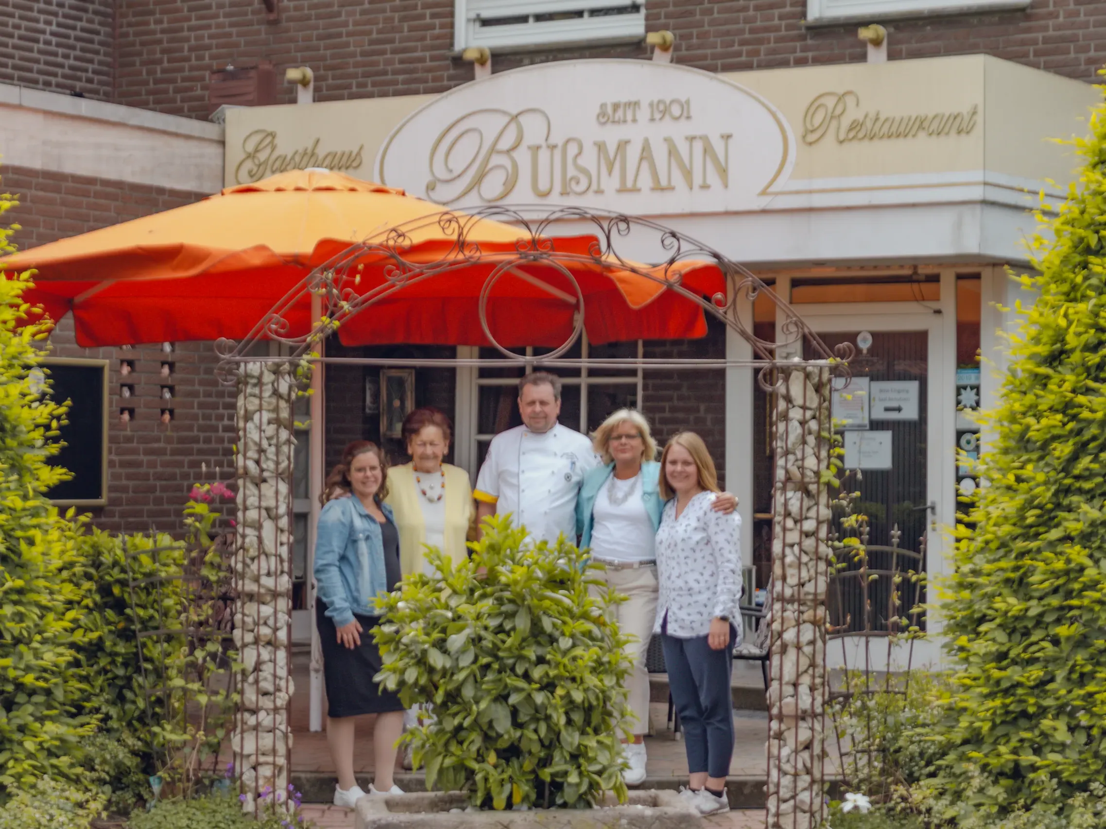 The Bußmann family in front of the inn in Vreden
