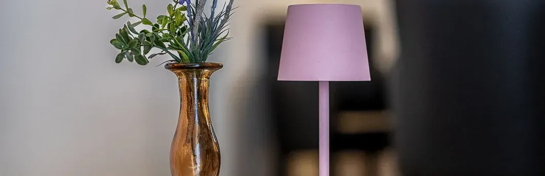 Beistelltisch mit Vase und Leuchte