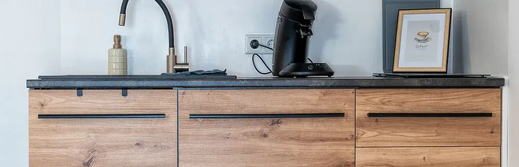 Voll ausgestattete Küchenzeile mit Mikrowelle und Kaffeemaschine