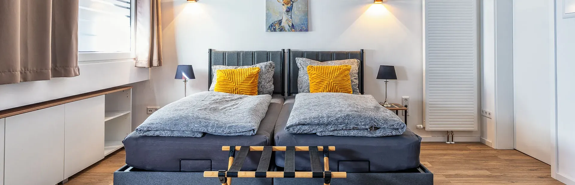 Schlafbereich mit Doppelbett und Nachttischleuchten