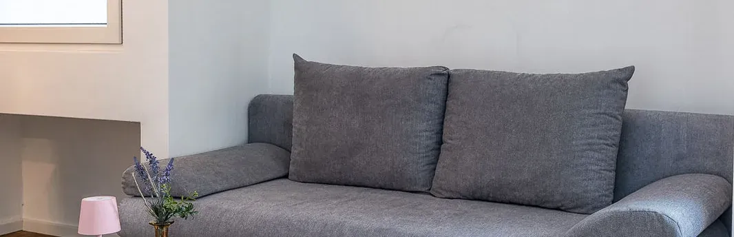 Gemütliche Sofaecke mit Beistelltisch