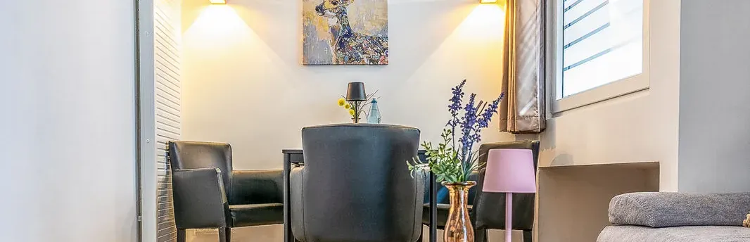 Wohn- und Essbereich mit Esstisch und Sofa
