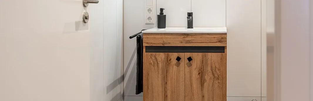 Badezimmer mit Waschtisch und ebenerdiger Dusche