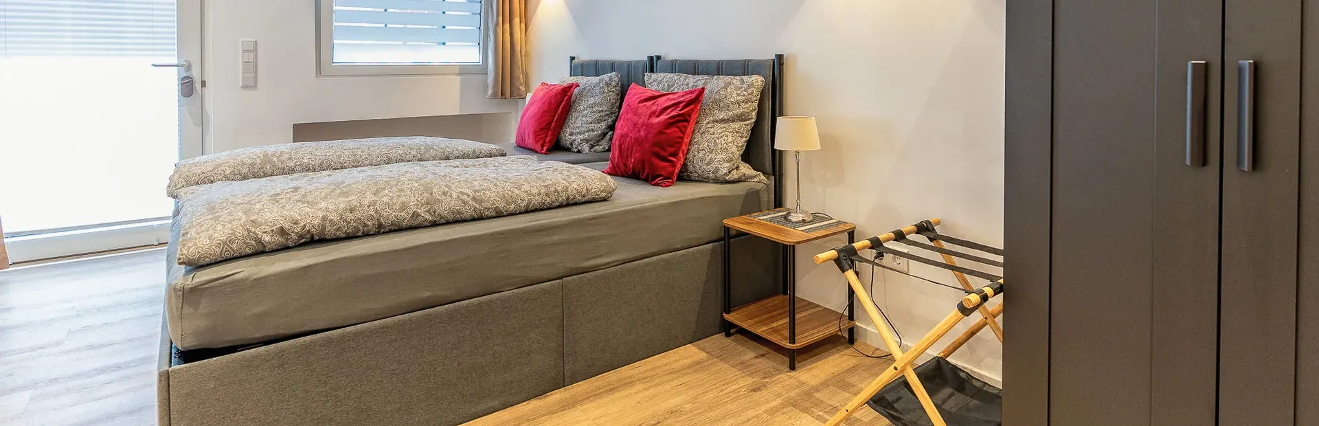 Schlafbereich mit Kleiderschrank und Fenster