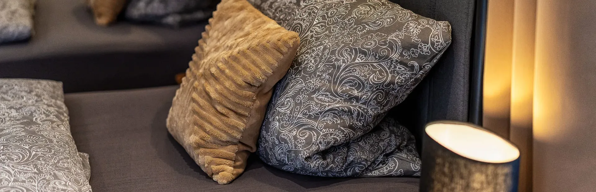 Dekorative Kissen auf dem Bett