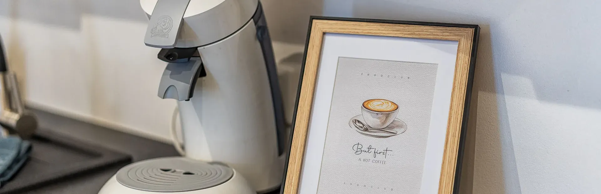 Kaffeemaschine auf der Küchenarbeitsplatte