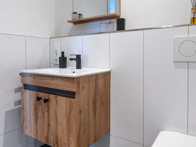 Modernes Badezimmer mit Waschtisch
