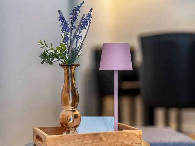Beistelltisch mit Vase und Leuchte