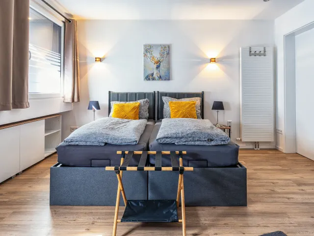 Schlafbereich mit Doppelbett und Nachttischleuchten