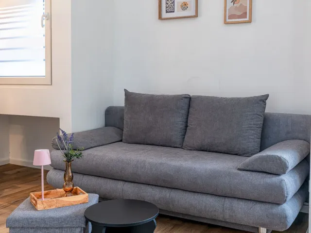 Gemütliche Sofaecke mit Beistelltisch