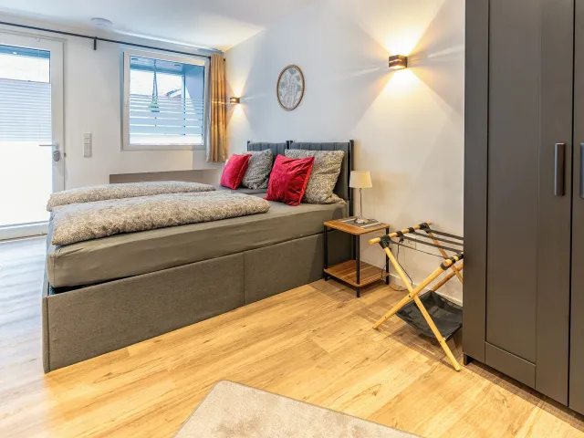Schlafbereich mit Kleiderschrank und Fenster