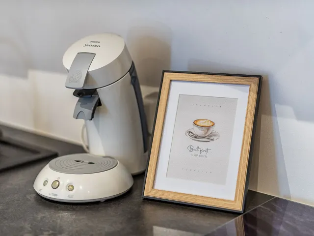 Kaffeemaschine auf der Küchenarbeitsplatte