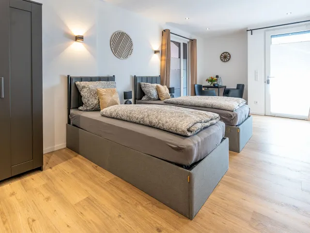 Betten mit Kleiderschrank und Terrassentür