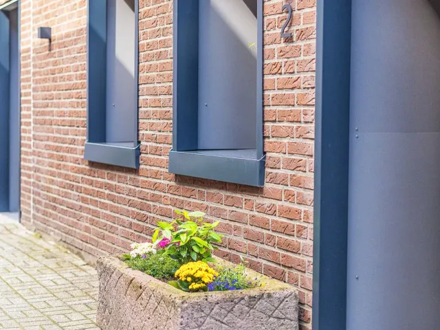 Backsteinfassade mit den Eingängen zu den Apartments