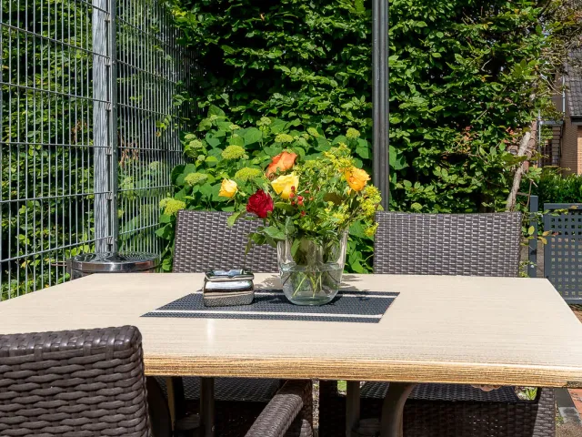 Gedeckter Tisch auf der Terrasse