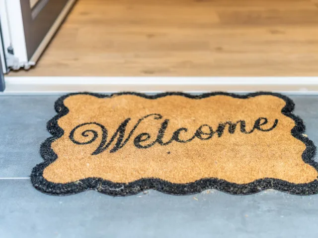 Fußmatte mit Welcome-Schriftzug am Apartmenteingang